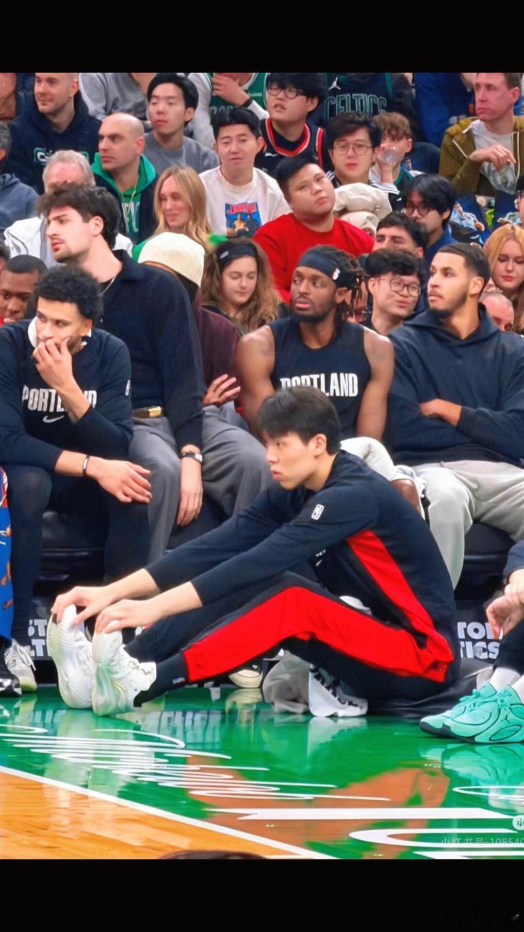 杨瀚森没座了开拓者替补席人满为患，小将杨瀚森只能席地而坐。这一幕既显球队热情洋溢