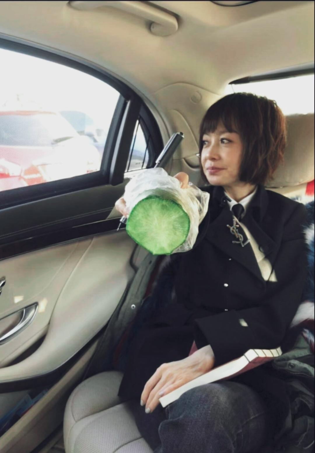 陈鲁豫妆容精致，时尚正装搭配生吃青萝卜，随性接地气。