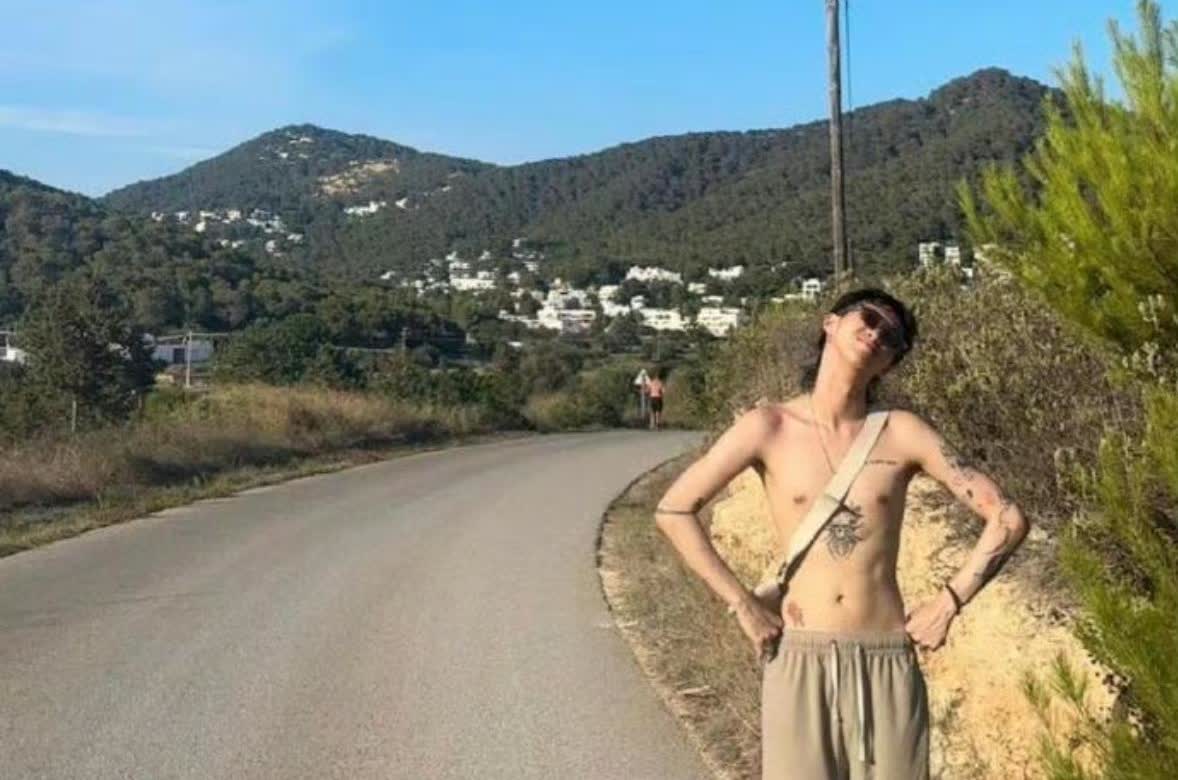 伊能静21岁儿子哈利去西班牙旅游，这次他没有穿女装，而是光着膀子