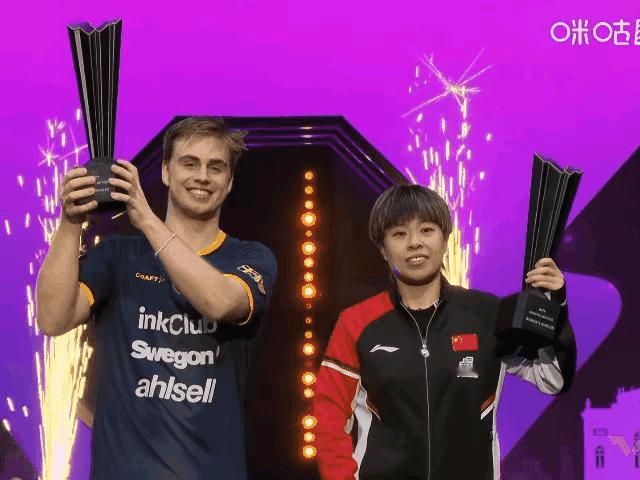 大迪真是女汉子，小莫都需要双手举杯，大迪单手举起来了！话说孙颖莎右手也有力量