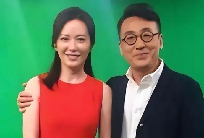 窦文涛对俞飞鸿说咱们都老了，结婚太麻烦，对吧？窦文涛这“结婚麻烦论”像极了