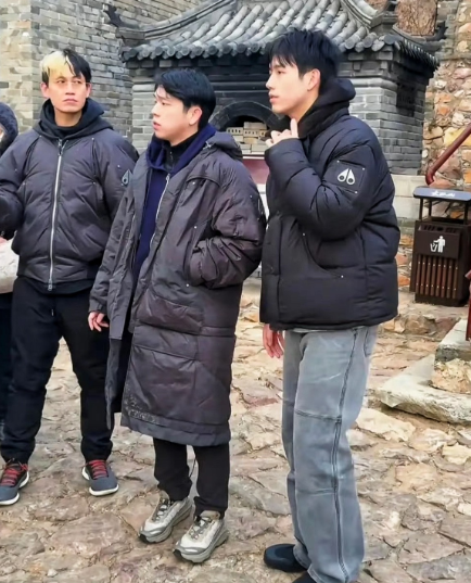 陈凯歌大儿子小儿子一起大孤山祈福陈凯歌大儿子陈雨昂（27岁）和小儿子陈飞宇（