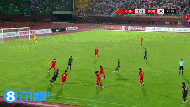 韩国队9号大中锋太厉害了！这个高中锋在禁区中间当桩子，能传能谢！韩国队连扳三球！