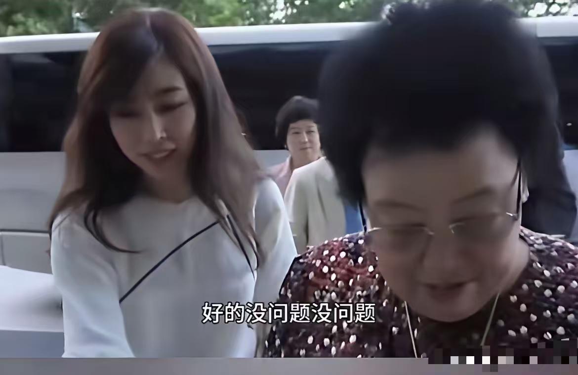 陈丽华跟鲁豫夸的儿媳妇吴静可不是一般人。有钱就有规矩，没钱你试试。面对几百亿的家