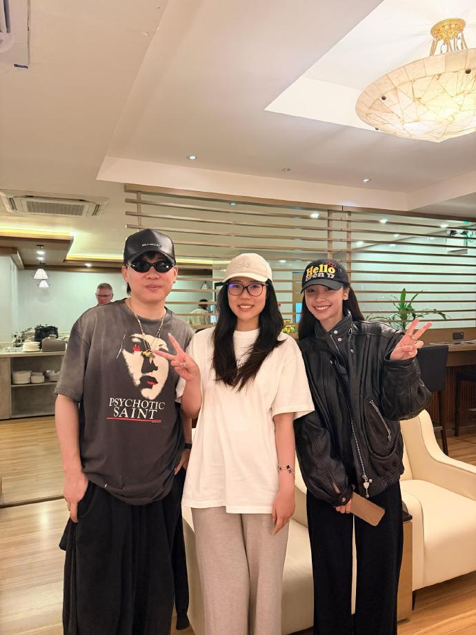 胡彦斌易梦玲这波操作好圈粉！被素人偶遇直接大大方方合影，等于带着素人一起官宣，格