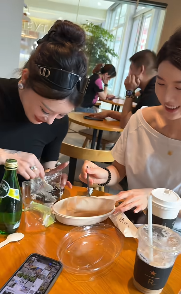 和闺蜜出来买个蛋糕尝尝