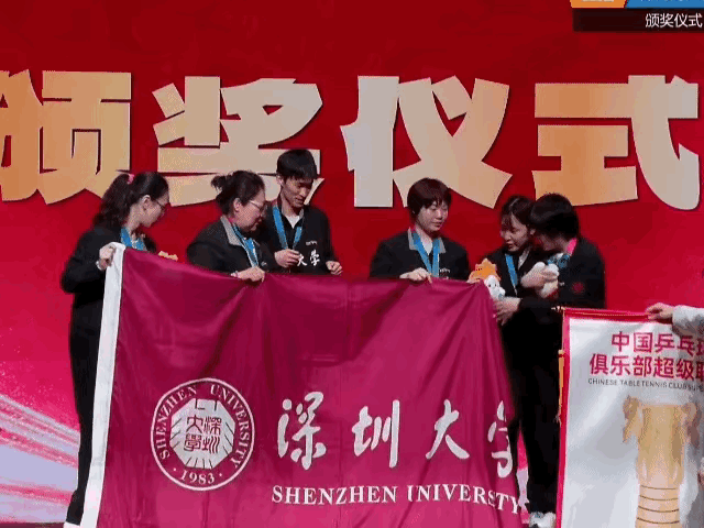 深大这个举动：让人暖心！在颁奖仪式上，队友们把功臣覃予萱推到了C位，覃予