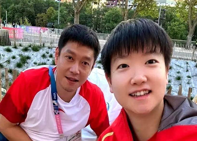 国乒刚落地，莎莎瞄一眼教练名单，直接松气。邱贻可三个字还在，稳了。