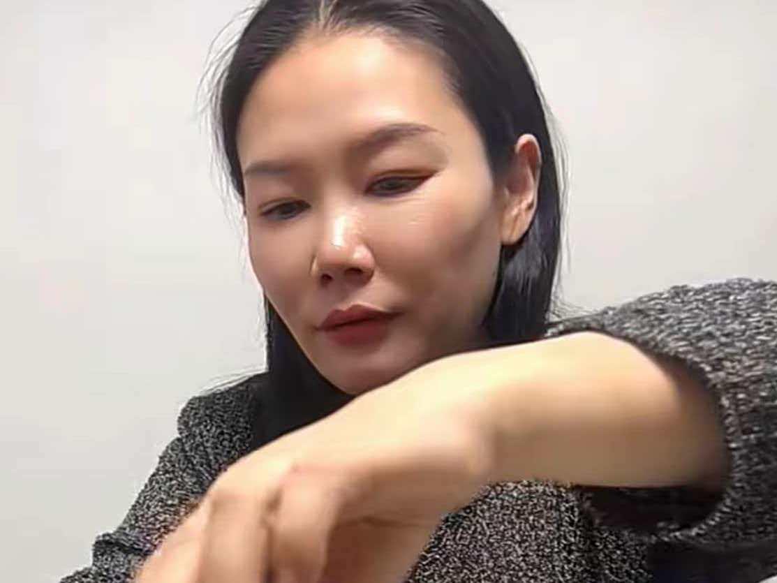 湖南麻阳，张娅是张雪的亲妹妹，哥哥创业最难的时候兜里连20块饭钱都没有，她在镇上