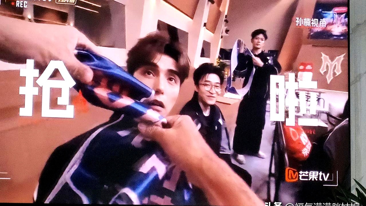 姚琛这次选人，真的把我看无语了仰卧起坐第一名，第一个进去选人，那一大堆候选人摆在面前，颜安就站在曹骏