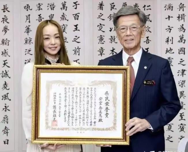 日本当红歌姬安室奈美惠，当着八国元首的面硬刚日本政府，打死不肯唱国歌，被媒体封杀