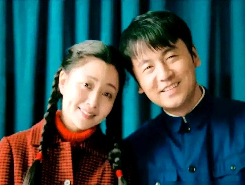 拍《人世间》出狱那场戏，殷桃说对面那个男人让她腿发软，喘不上气。开拍前两人根本不说话。雷佳音蹲在墙角