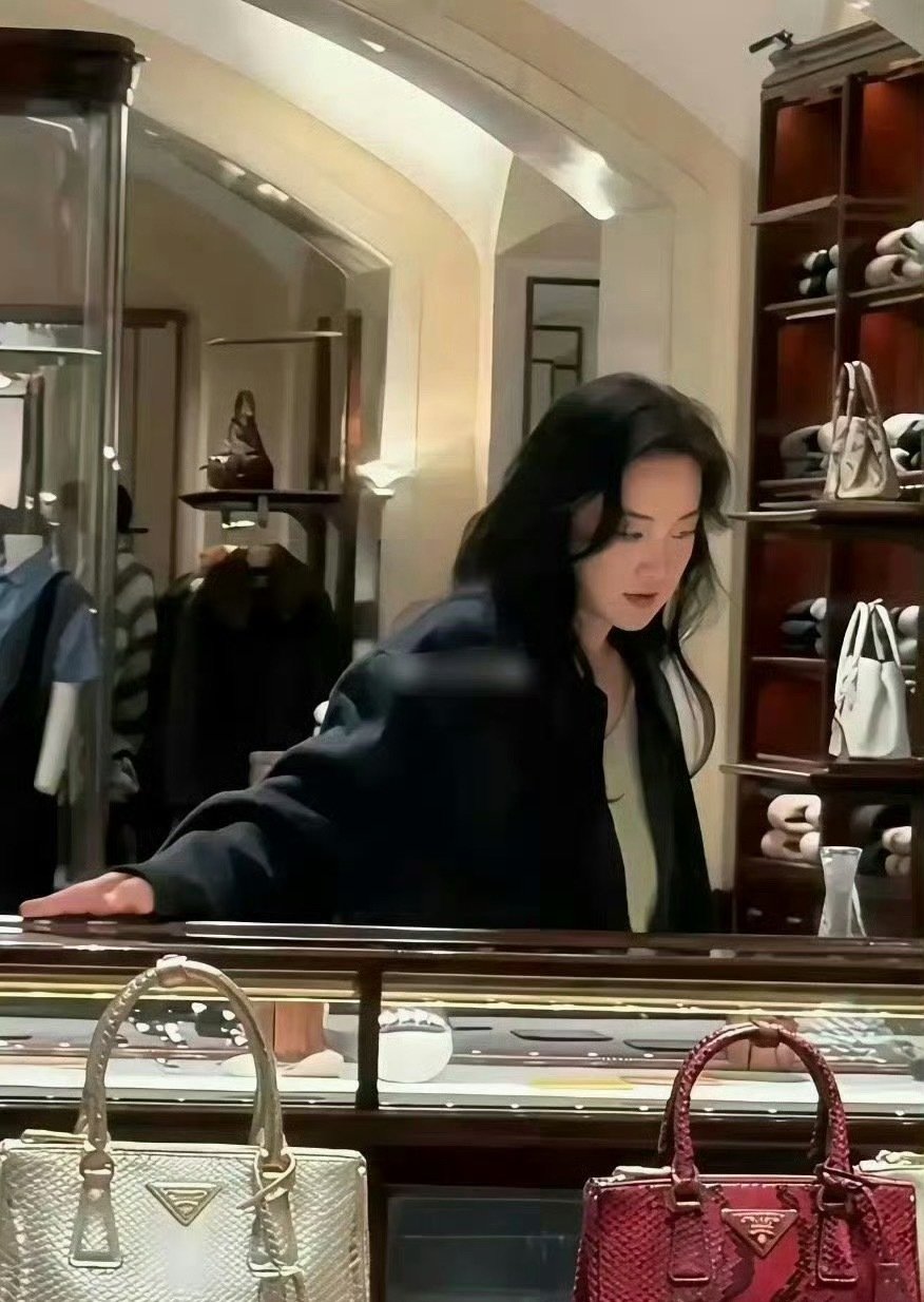 贾玲﻿‌现在⁠‏完全是另一个﻿﻿人了，‍不‌﻿再是之前胖胖的又搞笑的‍她⁠，‌气质变得高冷时尚了。​