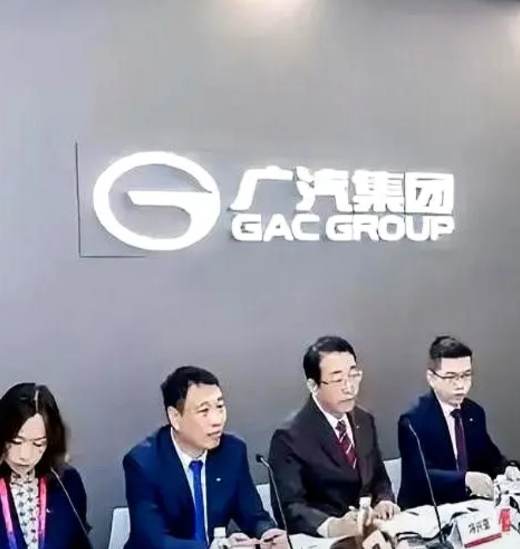 卖了75万辆，账上反亏25亿；赛力斯只卖16万辆，却净挣29亿。网友炸了：“广
