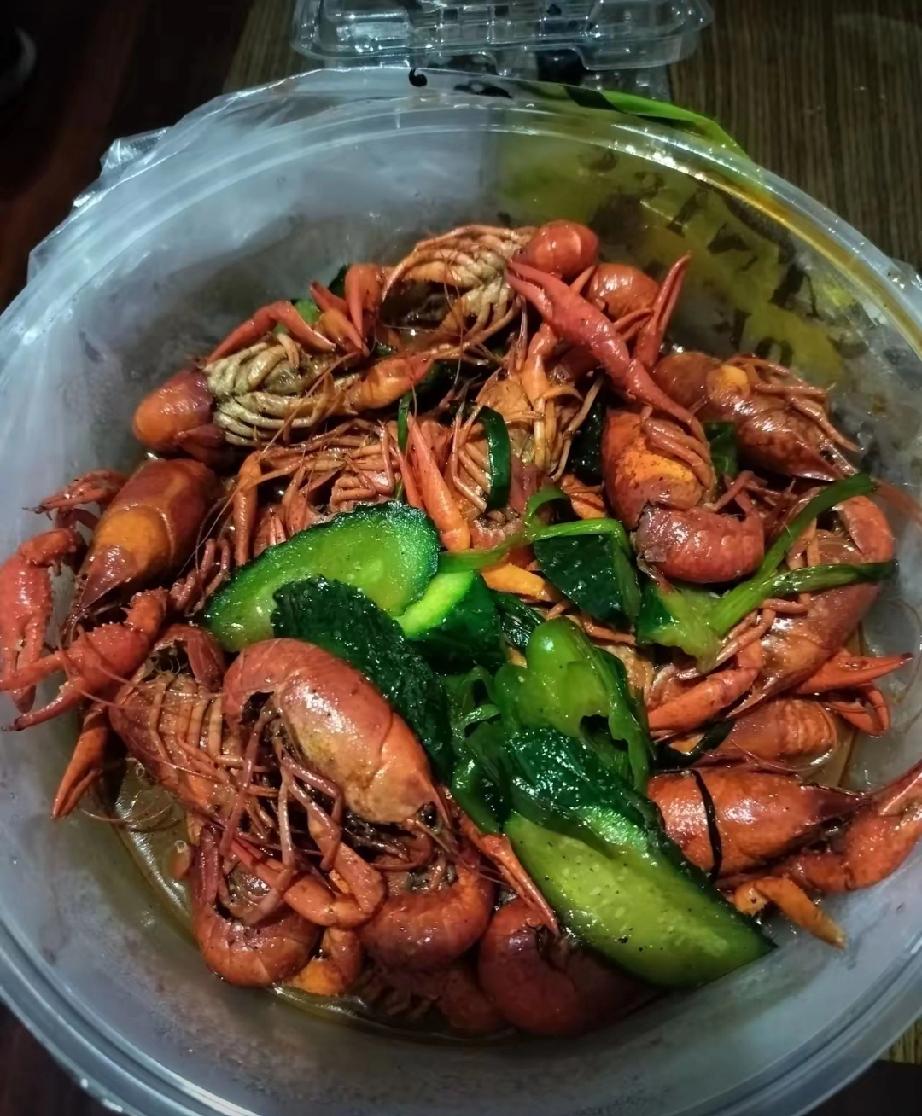 因为这一盆龙虾，老公和儿子又打起来了，原因是儿子吃东西不顾别人，把这盆龙虾吃的一