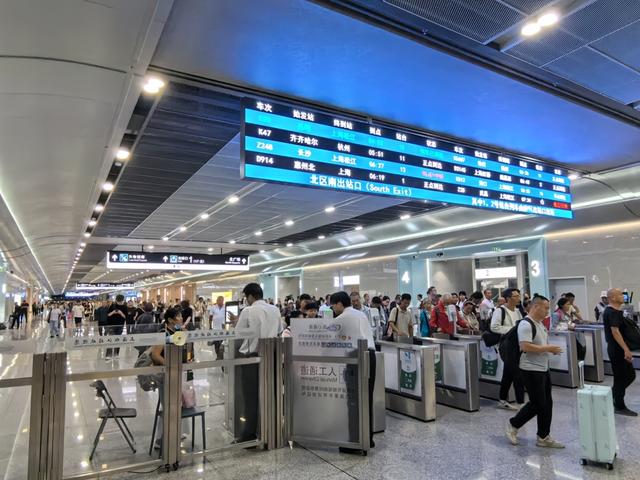 多个普速车次被安排凌晨抵达, 铁路松江站夜间大量客流滞留等待首班地铁9号线