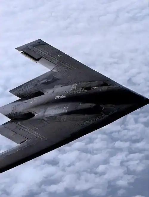 当7架B-2轰炸机在100多架护航机配合下空袭伊朗的消息传开，有人说“中国这下该