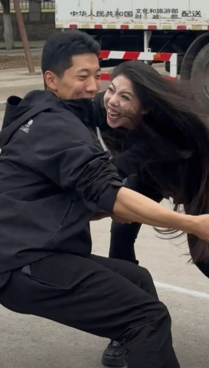 今天刷到一个西北师范大学云亭校区的拔河比赛，最后拽绳子这个女生直接出镜了，每一帧