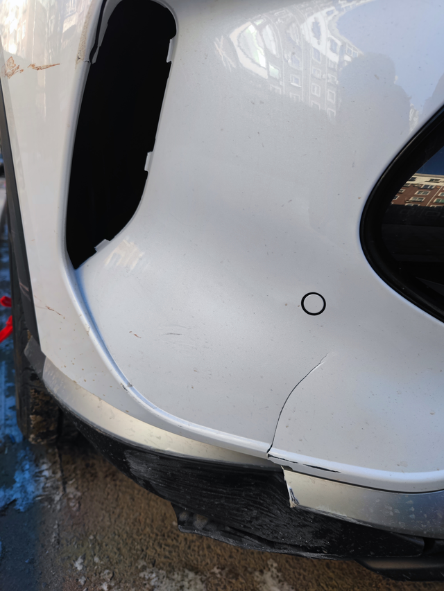 新手一血唉停车不小心刮电线杆了请问大家，这样用修吗，得多少钱