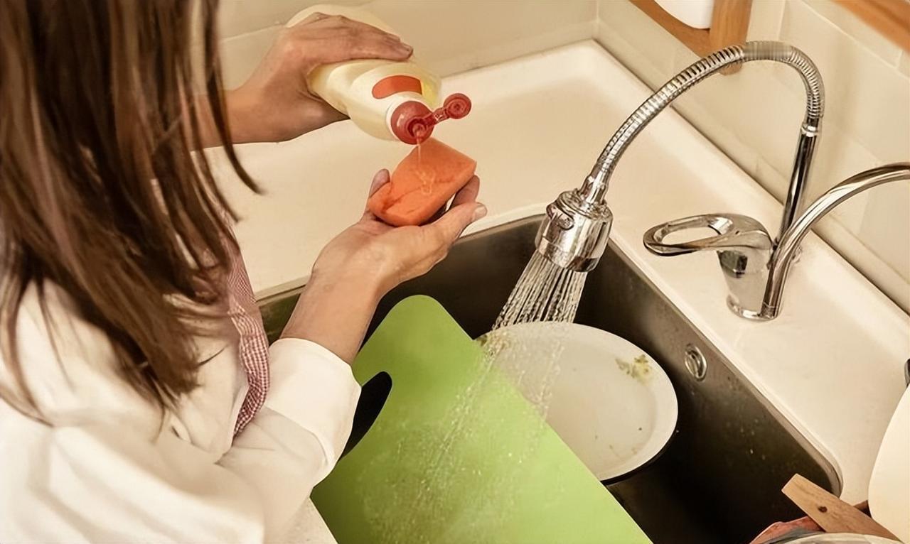 中国癌症高发，是洗洁精惹的祸？提醒：2种洗洁精才真的要少用洗洁精家家户户每天