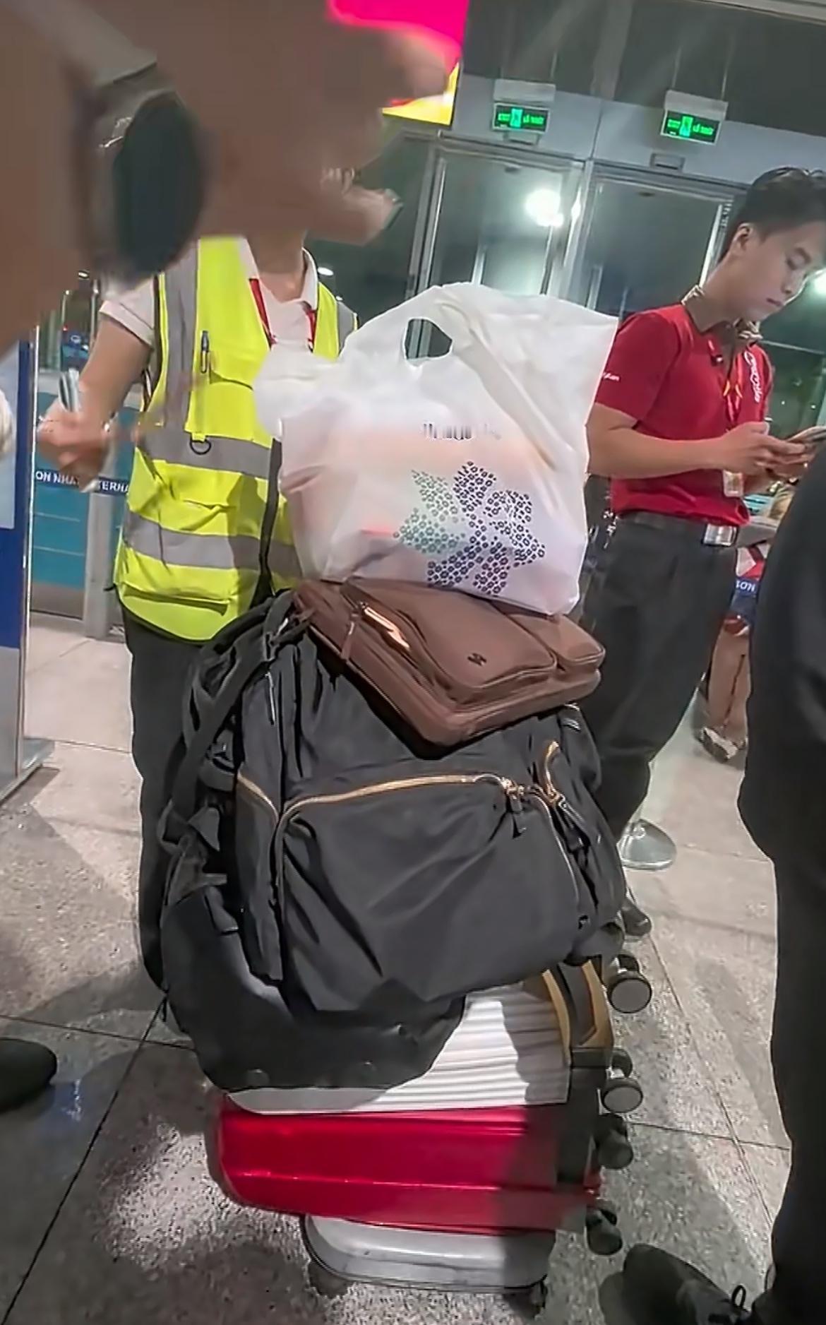 一个网友质疑越南机场行李超重问题他们四个人在值机的时候，行李全部都通过了，也没