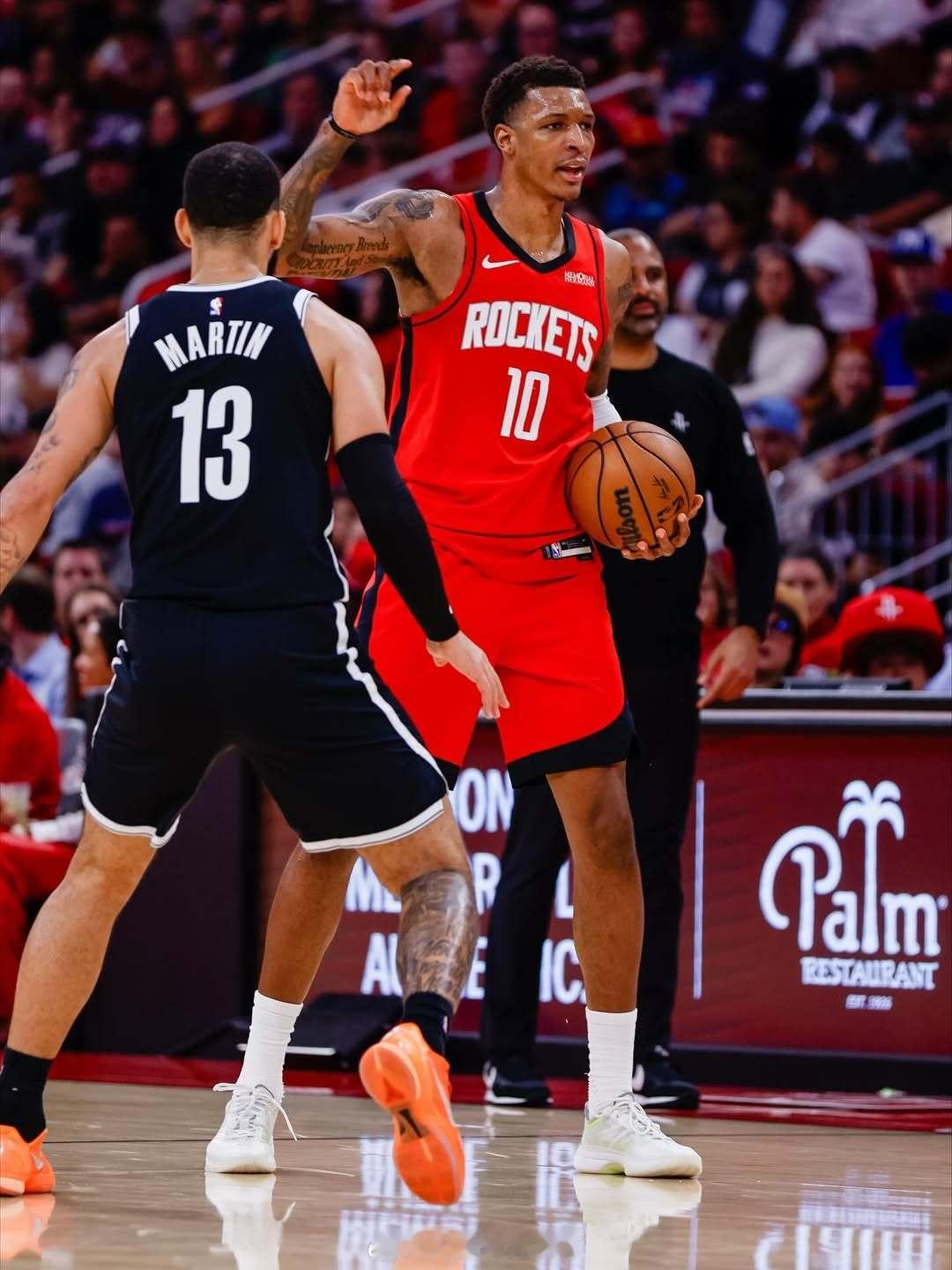 脚踝扭伤的小贾伤势并不严重，乌度卡表示小贾只会缺席今天的比赛，因为独行侠多名球员