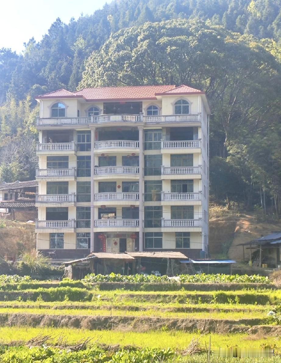 去年邻居发小在农村建的自建房，花了一百多个，包括内部吊顶装修，基本花光了他们夫妻