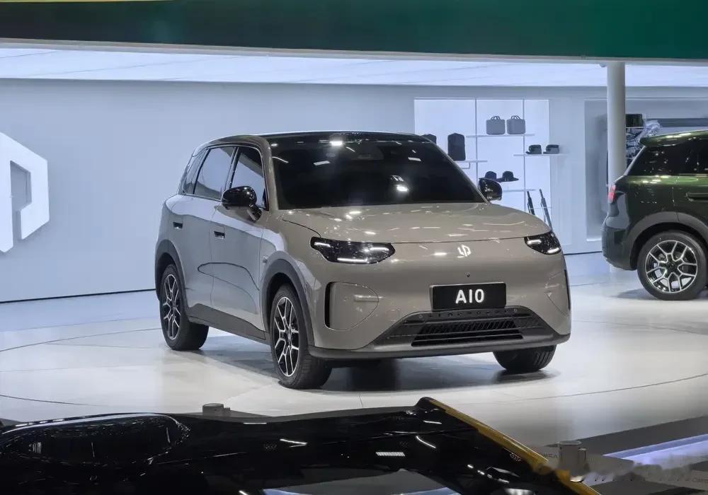 先说关键的智能驾驶，零跑A10居然是十万块以内头一个配激光雷达的车。像自动跟导航