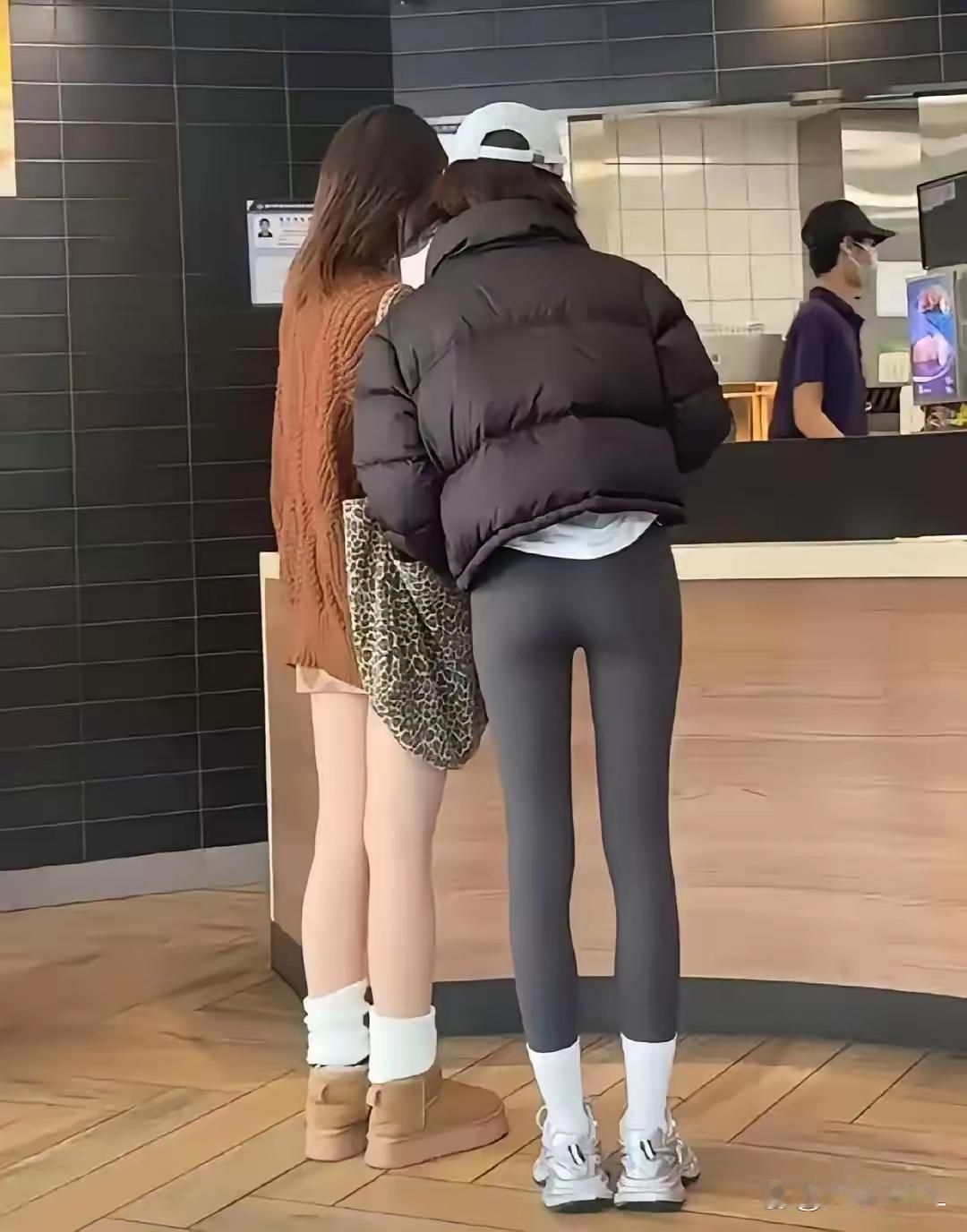 要想瑜伽裤穿的好看，腿形是第一要素其次才是看脸瑜伽裤身材瑜伽裤锻炼健美瑜伽