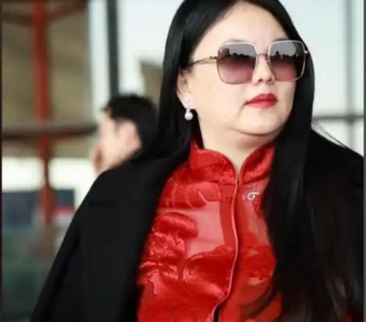 在沃尔玛冷柜前愣住。穿褪色T恤的母亲往推车里扔第五盒冷冻披萨，3.99刀。隔