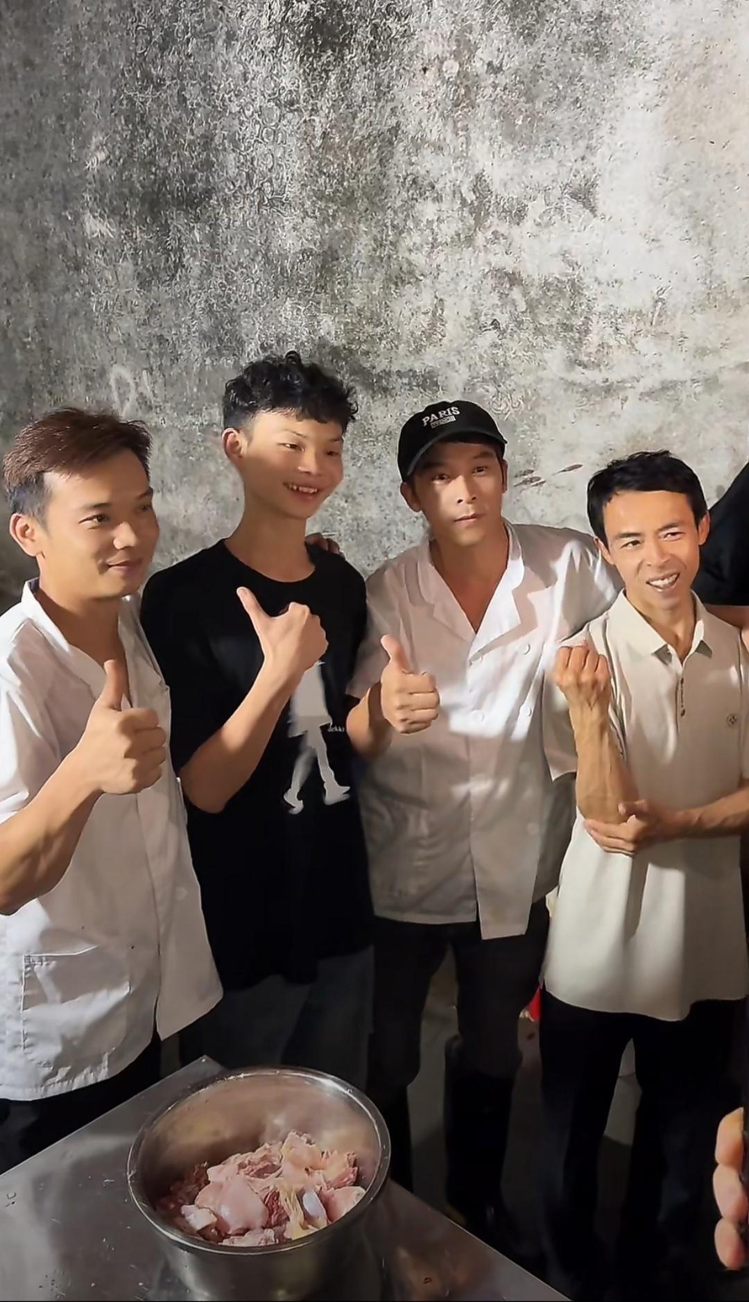 鸡肉届奥斯卡！莫氏鸡煲、鸡排哥、烤鸡少年合体。莫氏鸡煲鸡排哥烤鸡少年