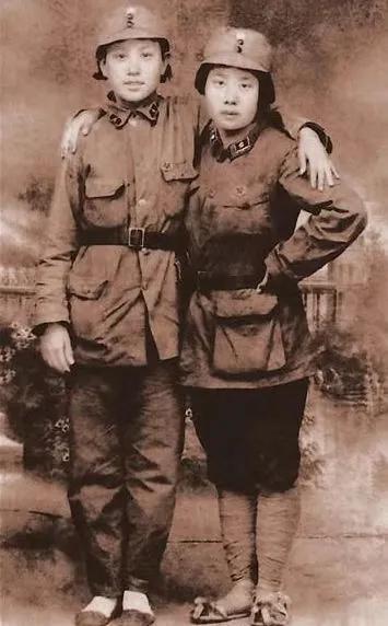 1938年，两个女八路被日军包围，无奈之下她们只能躺在地上装死，谁知日军上去就拿