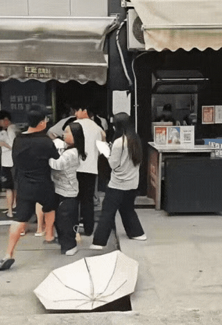至今为止没有发现，长得漂亮的坏处。