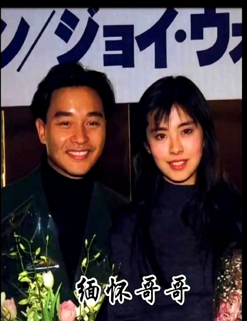 59岁的王祖贤，又去看张国荣了。23年了。温哥华的风吹乱了斯坦利公园纪念长椅