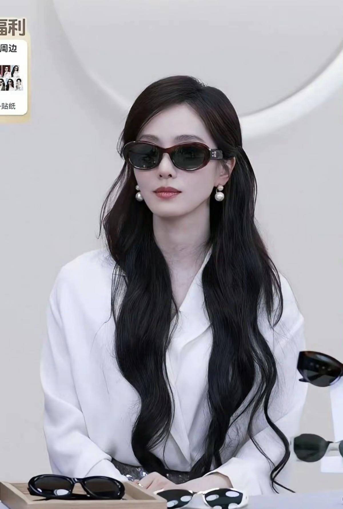 白衬衫、大波浪，珍珠耳饰轻垂耳畔，墨镜随性顶在发间。刘诗诗的每一次亮相，都像把“