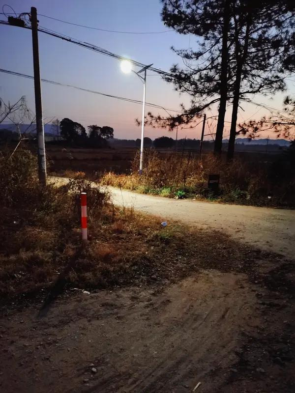 人生低谷就是黎明前的黑夜。无论是没钱还是被冷落孤独，只要沉默，内心保持积极向上，