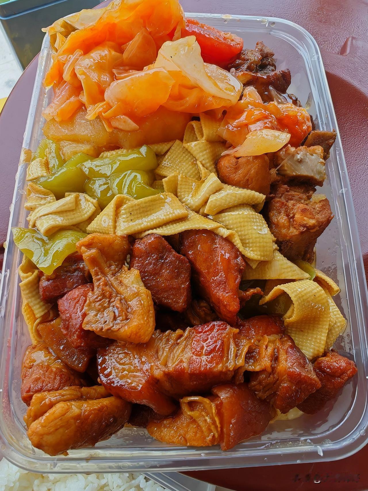 东北盒饭午餐预告,还是四个菜，两荤两素。今天也是上了两个新菜，喜欢的朋友可以