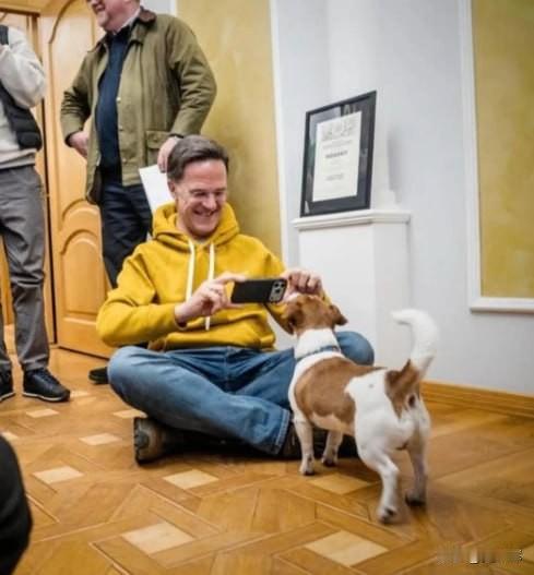 【狗眼传意】北约秘书长吕特谈最近的基辅之行：“我看着狗的眼睛，它在对我说：我们永