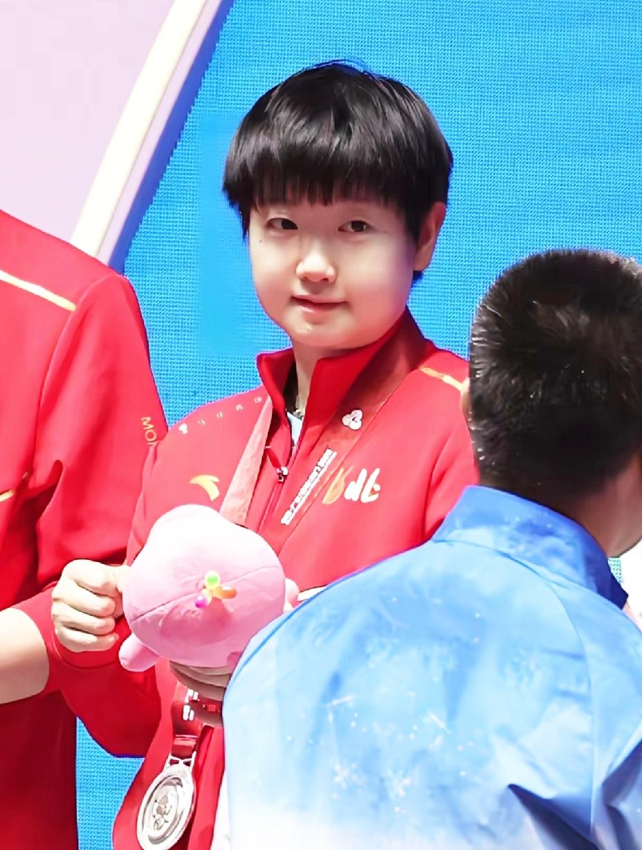 太喜欢这个圆脸、大眼睛女孩了，能站在领奖台上就是胜利。天下之大人才济济，要