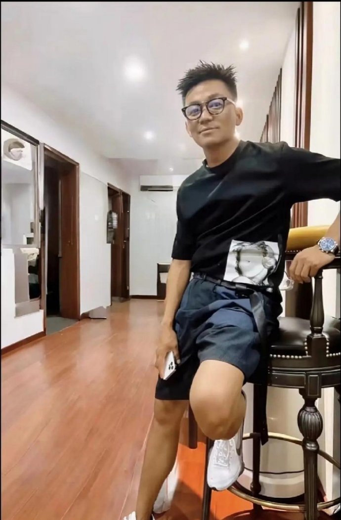 谁说王宝强土气的？这不是很帅很有气质吗？​​​