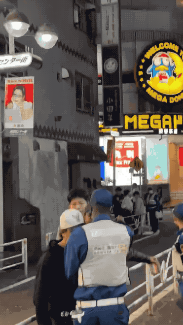 日本排外开始“以黑治黑”：高大黑人巡逻员出手，对付非洲移民！一段在东京涩谷夜间拍