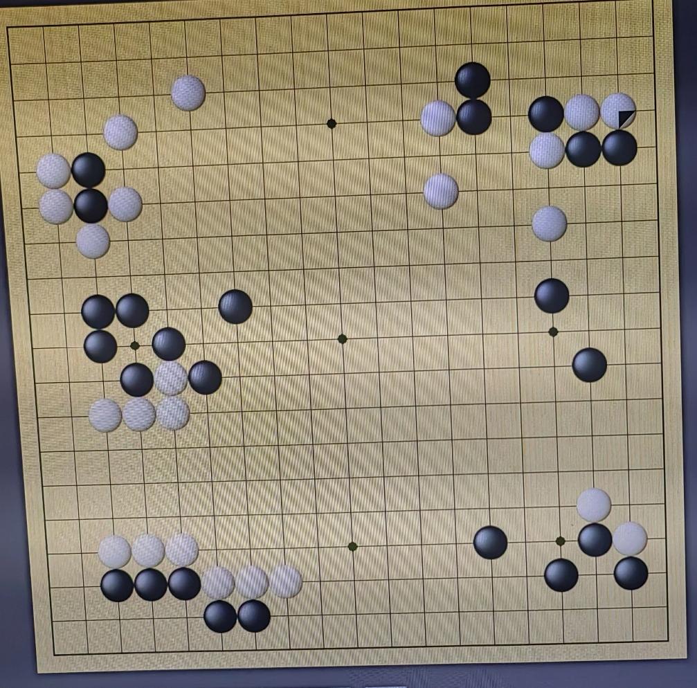 “农心杯”三国围棋擂台赛文字直播：王星昊～申真谞现在双方进行到四十多手，王星