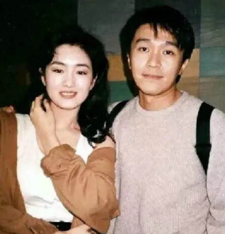 1993年，《唐伯虎点秋香》筹拍，向华强对巩俐说：“这是100万，让周星驰带你在