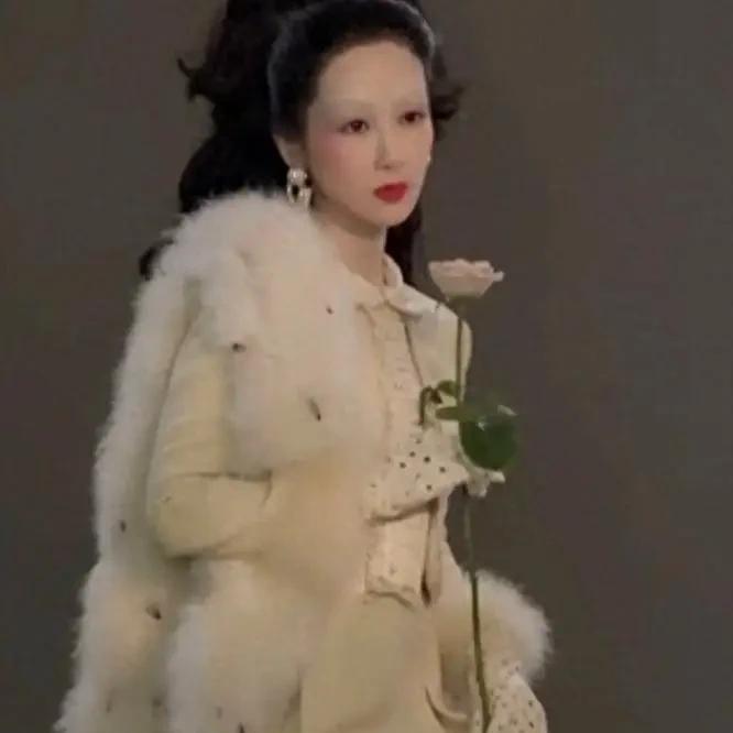 杨紫栽了？这封面照真把人看懵了！第一次上嘉人封面，结果栽了个大跟头。她顶着