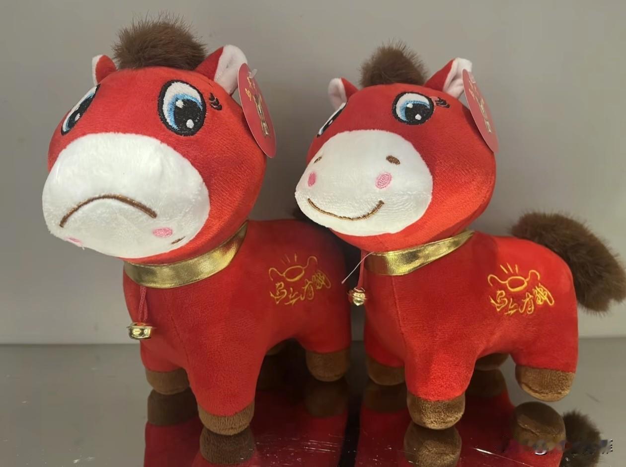 浙江，女子网购了一对小马玩偶，发现其中一只的嘴巴缝反了，“笑笑马”秒变“哭哭马”