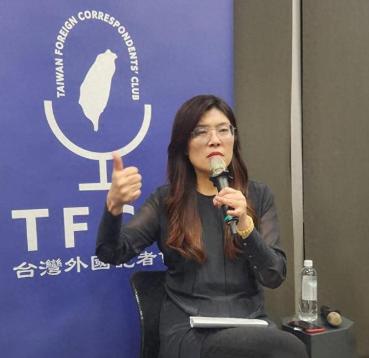 “两岸统一，一定要尊重台湾2300万老百姓的意愿！”刚当选中国国民党主席的郑丽文