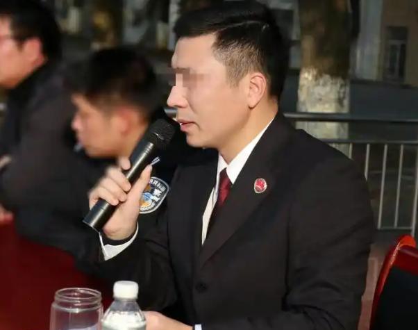 2001年，四川一名检察官为了逼原配离婚，竟直接把情人带回家中羞辱妻子。签字离婚
