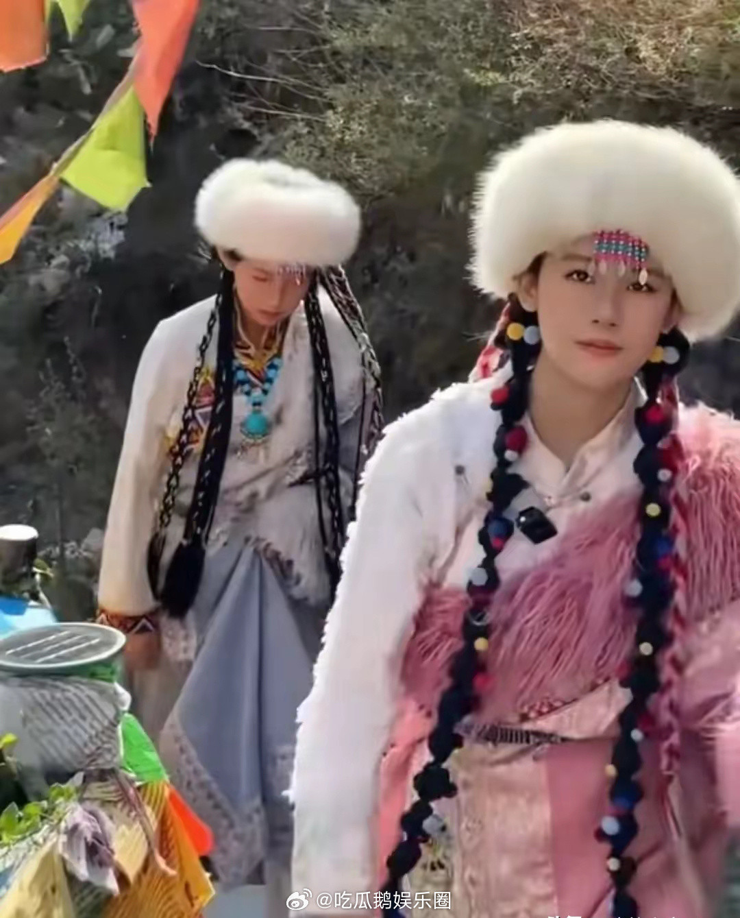 鲍蕾母女到达川西，做酥油茶，穿藏袍，13岁二女儿颜值逆袭好漂亮！！！​​​