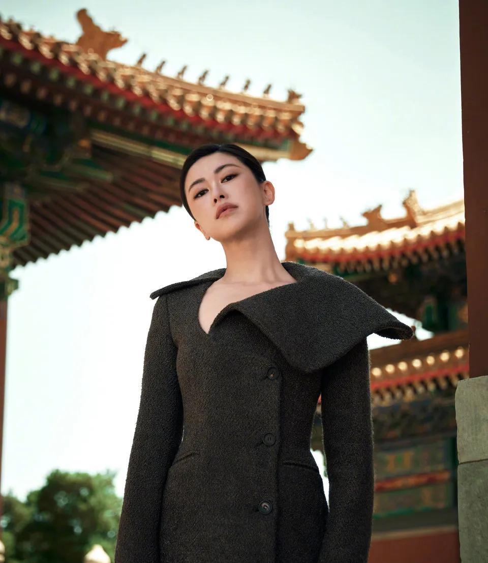 朱珠《vogue》北京胡同街拍，主要人好看，其他都可以成为背景墙。