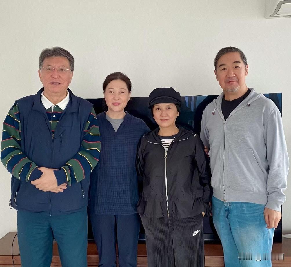 著名演员邓婕，身高153，黑矮不漂亮。说到演技，比较大众，论长相，她没有同龄